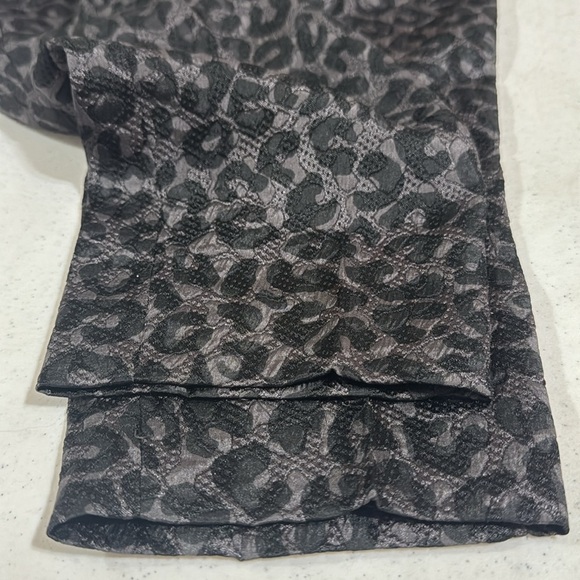 Ann Taylor Leopard Print Pants Straight Leg Cropped Black Gray Women’s Size 2P - Picture 9 of 11